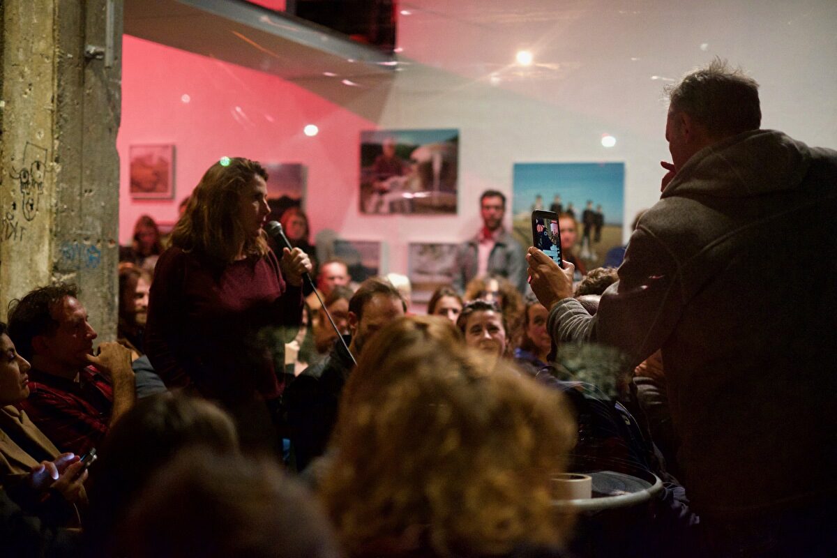 Photo d'une petite assemblée